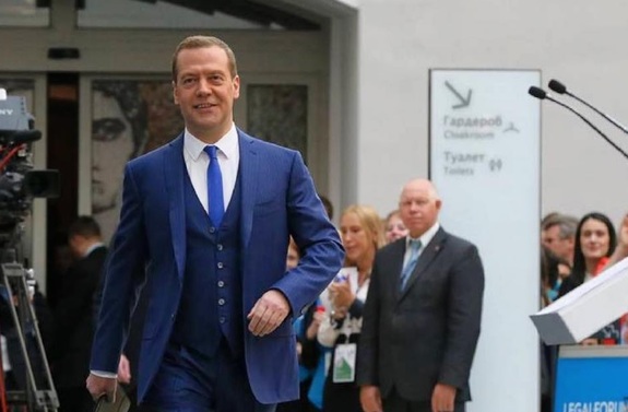 Медведев хочет стимулировать россиян на строительство собственного жилья 