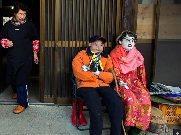 Японка заселила целую деревню куклами, чтобы не чувствовать себя одиноко