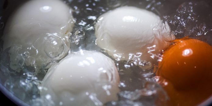 Надо ли мыть яйца перед варкой? 