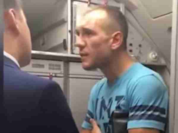 Дебош на борту самолета Сочи — Москва устроил хоккеист Сапрыкин