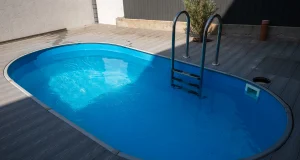 Чем опасна мутная или зеленеющая вода в бассейне, и как ее очистить?